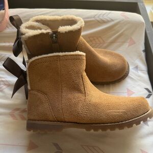 NWOT Girls Ugg boots